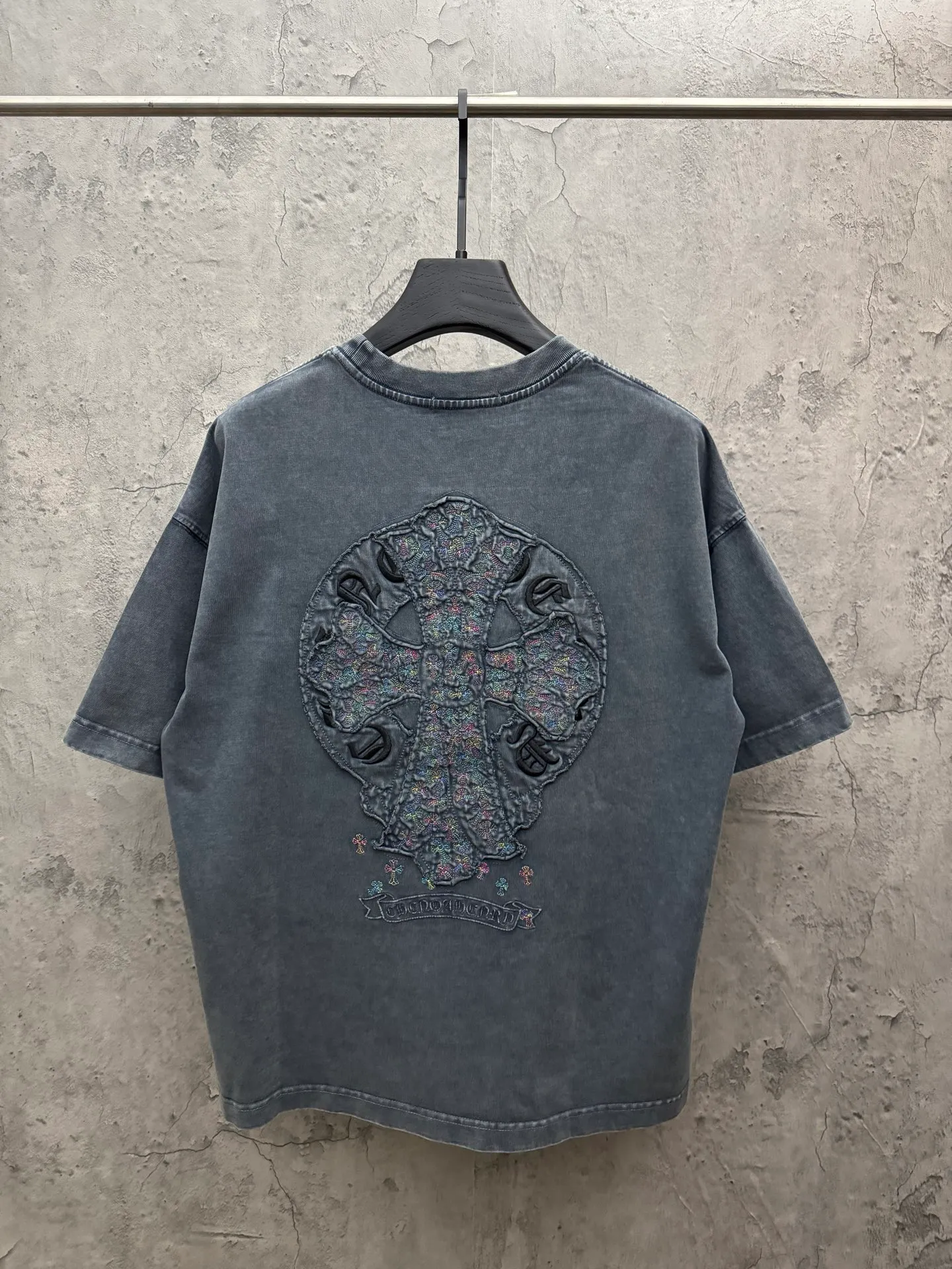 P230 top version, real shot without P, ​​different from market currency) 𝗖𝗵𝗿𝗼𝗺𝗲 𝗛𝗲𝗮𝗿𝘁𝘀/Croxin 2026 spring new original single counter American washed patch embroidered couple short sleeves 👑The highest version! Customized fabric 320 grams, washed and fried. Best-selling model at the counter. Very comfortable to wear. Accessories: Original molded and authenticated collar label➕100% silk wash label. Genuine purchase-grade original hangtag➕matching hanging rope➕3D hanging beads➕original packaging bag. Craftsmanship: The original version has consistent wiring! The highest version of the armhole matching technique! Color: Gray Black Size: S M L XL Style No.: 6619